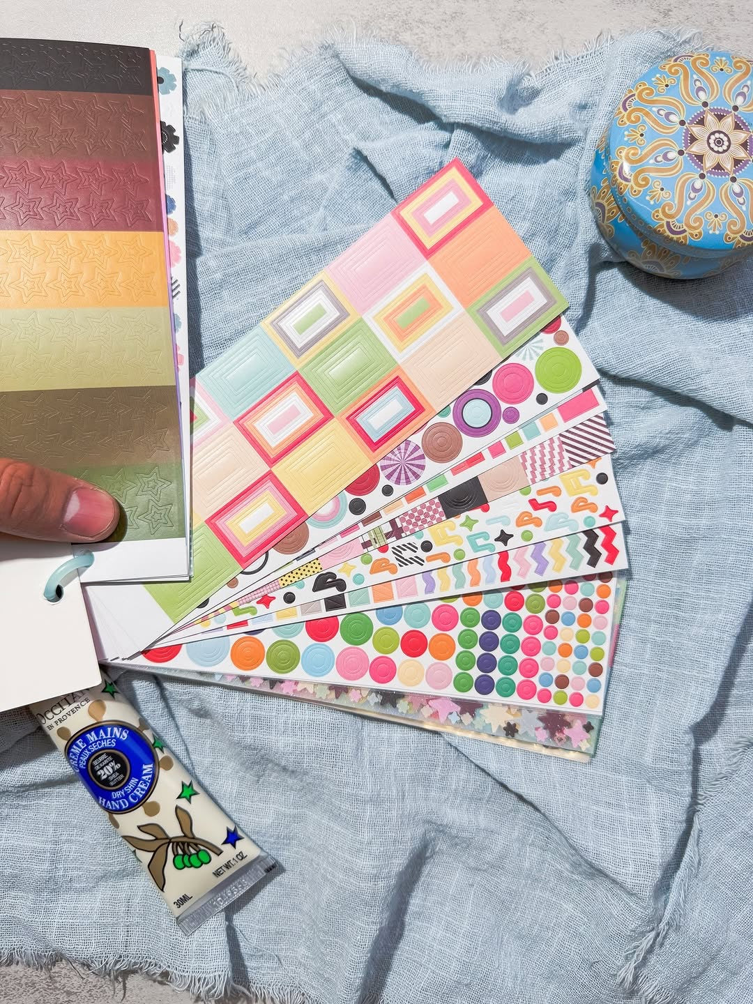 Colorful life مجلة ملصقات