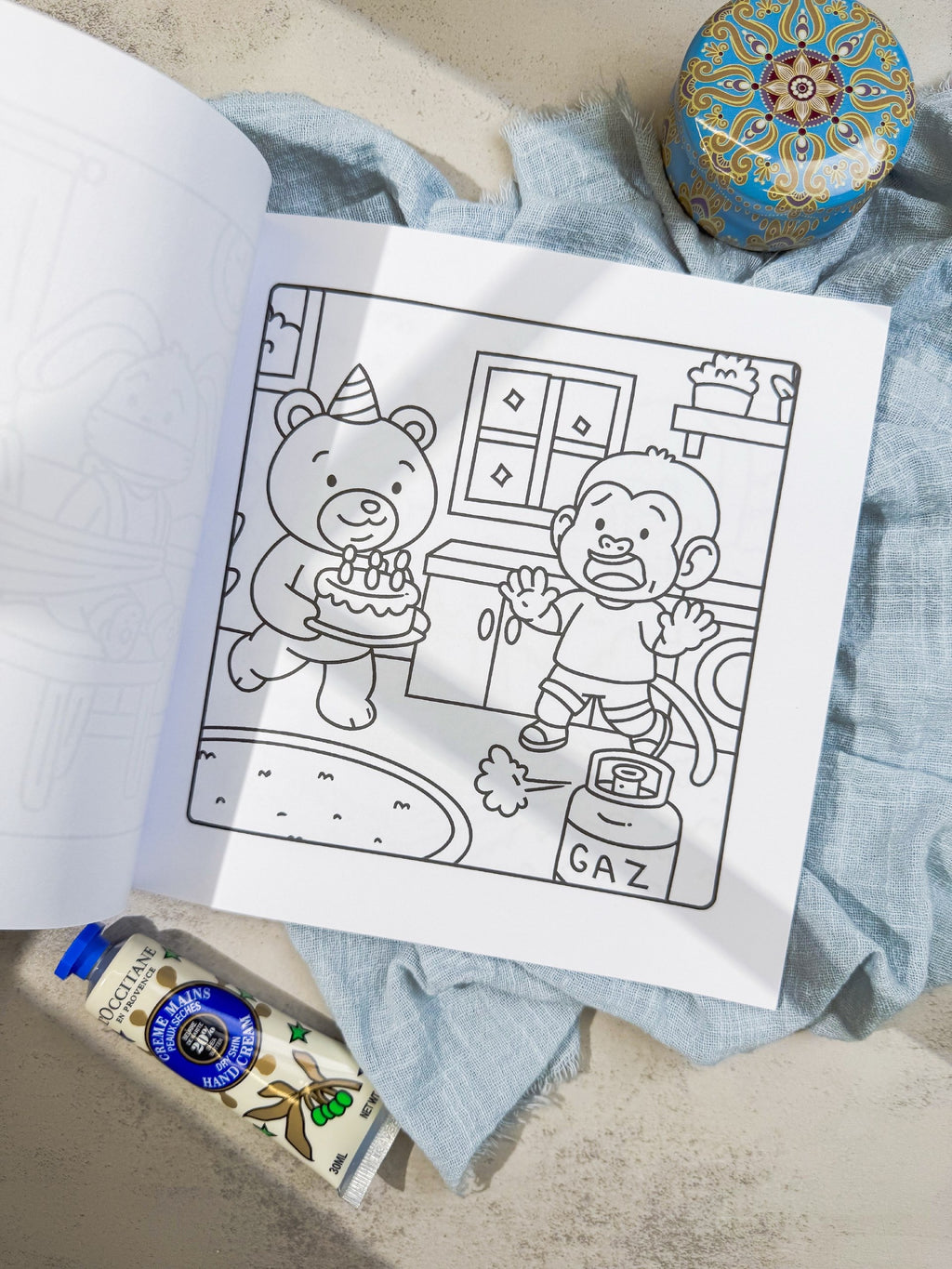 دفتر تلوين cozy crime scenes