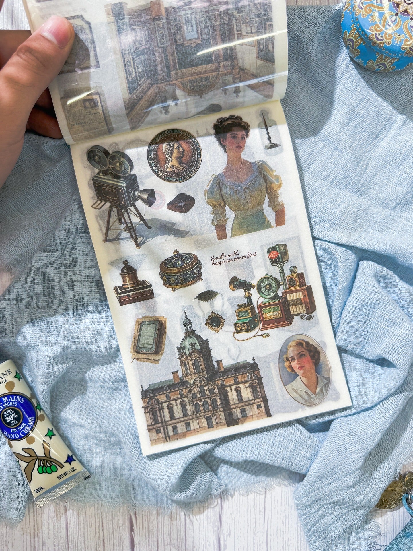 مجلة الملصقات الكبيرة museum wandering